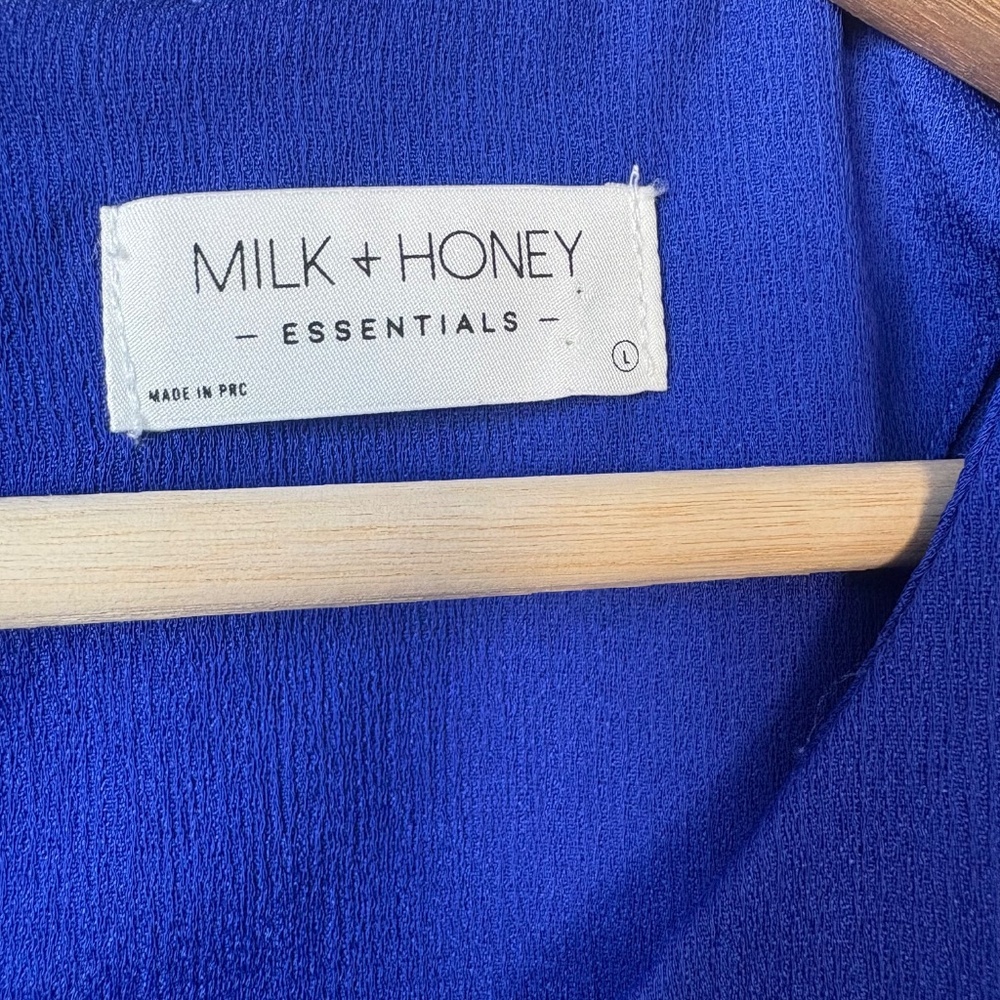 Blue short sleeve ruffle blouse Milk + Honey size L - Picture 6 of 10